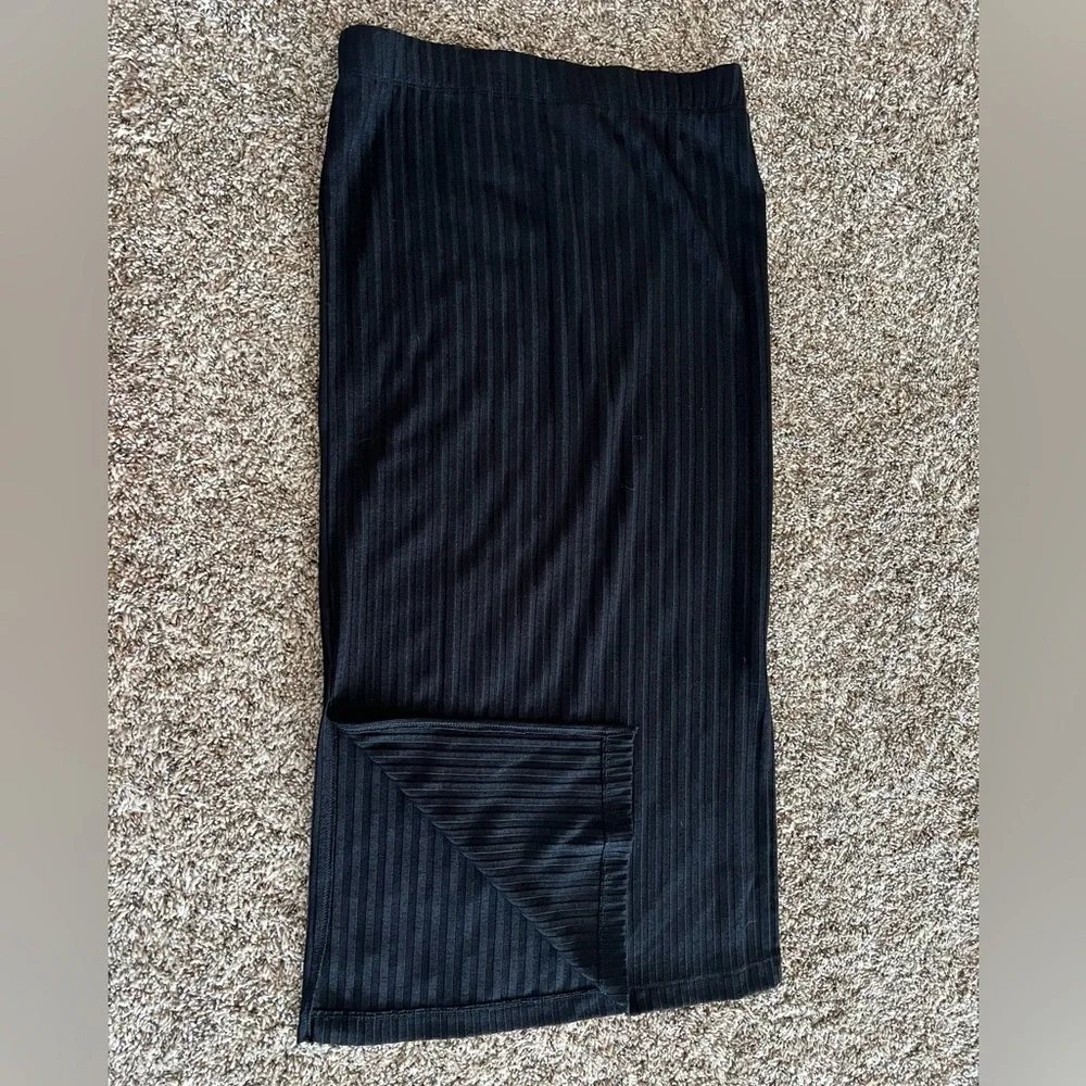 H&M Black Ribbed Pencil Skirt, Mid Length, Elastic Waist Size Medium